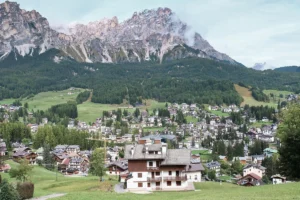 Cortina d'Ampezzo, Italië: Bezienswaardigheden en Activiteiten Lees meer over het artikel Cortina d’Ampezzo, Italië: Bezienswaardigheden en Activiteiten
